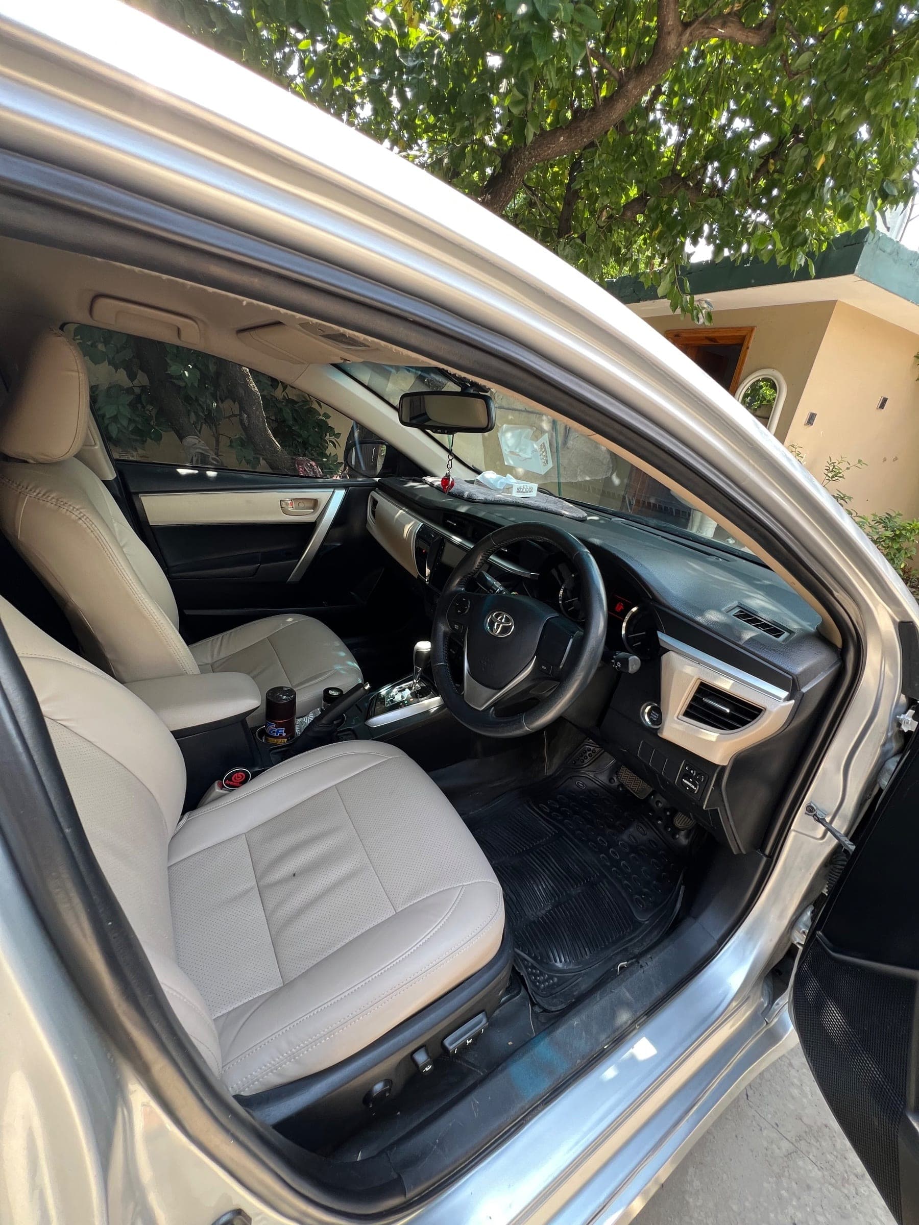 Photo view of 2014 Toyota Corolla Altis 1.6